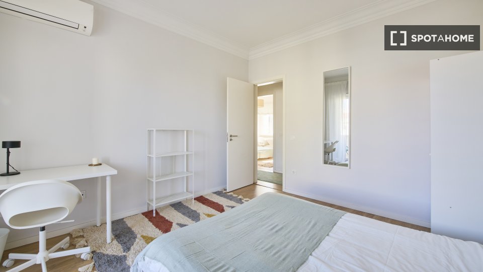 Double room Lisbon, 4 beds — photo 17