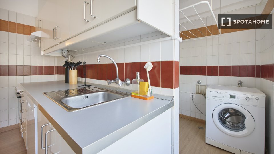 Double room Lisbon, 3 beds — photo 12