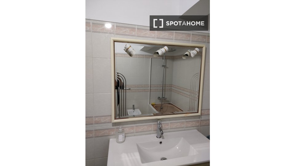 Double room Lisbon, 4 beds, 110m² — photo 1