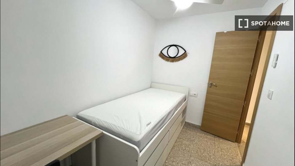 Stanza in un appartamento con 7 camere da letto in affitto a Els Orriols, Valencia - a Valencia