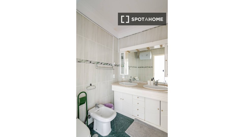 Double room Lisbon, 5 beds — photo 8