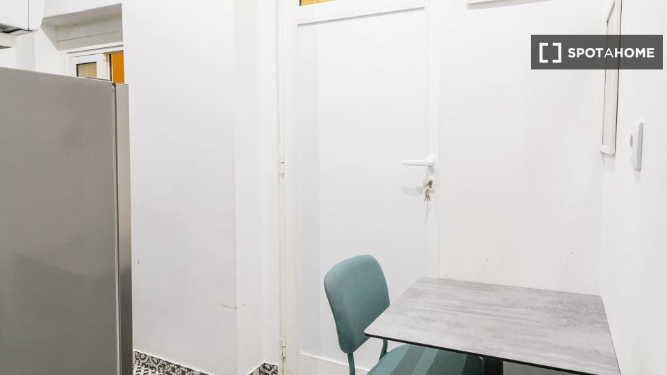 Double room Lisbon, 3 beds — photo 6