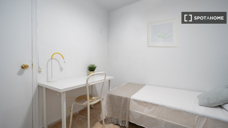 Double room Valencia, 3 beds, 80m² — photo 17