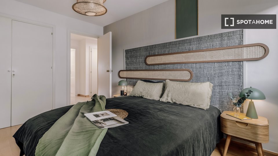 Se alquila piso de 3 habitaciones en Almagro, Madrid.