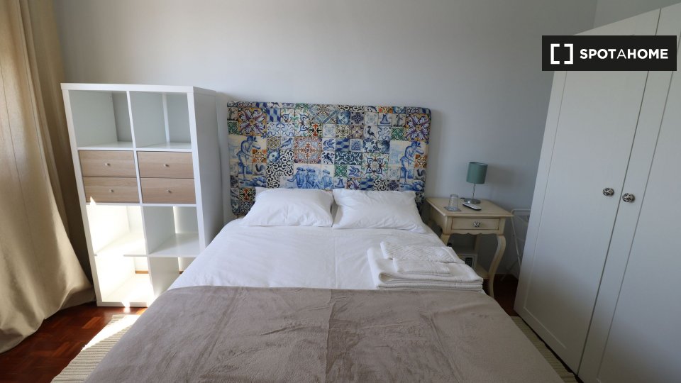 Double room Lisbon, 3 beds, 69m² — photo 3