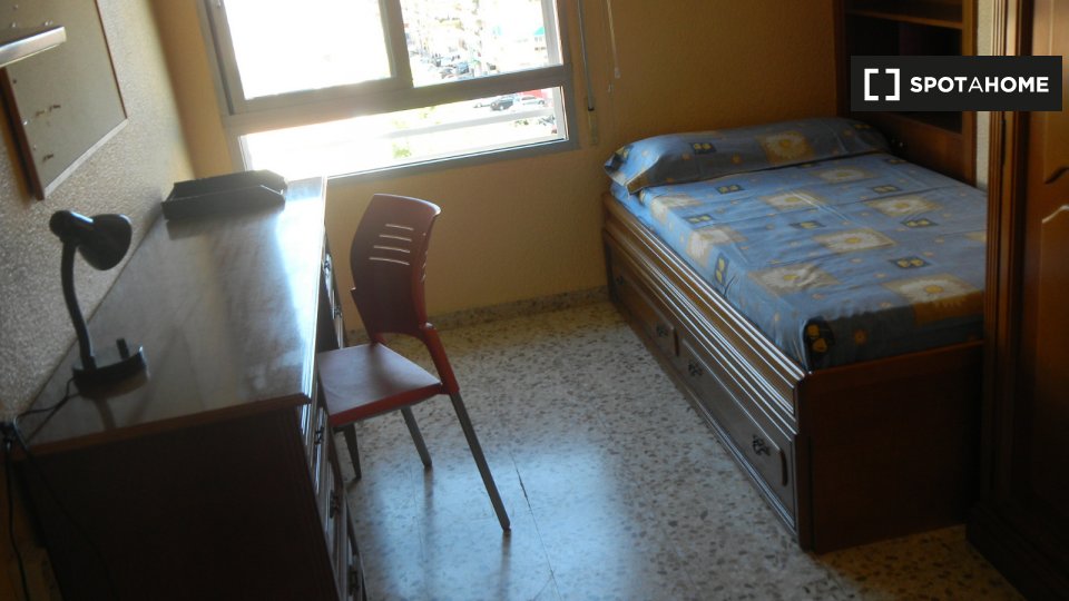 Room for rent in 5-bedroom apartment in Valencia - in Valencia
