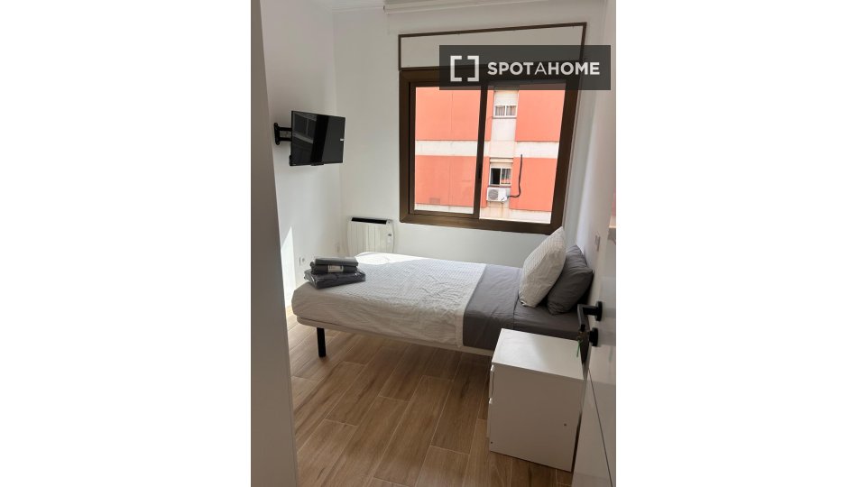 Stanza in appartamento condiviso con 5 camere da letto in affitto, Sant Adrià de Besòs - in Barcelona
