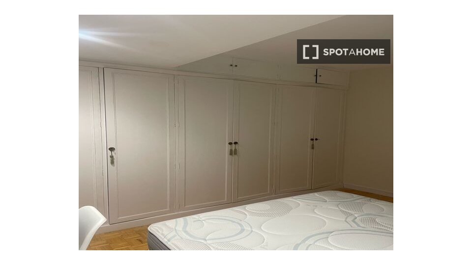 Double room Madrid, 7 beds, 170m² — photo 17