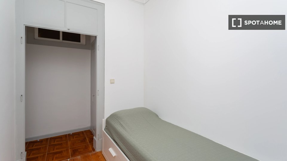 Double room Lisbon, 5 beds — photo 12