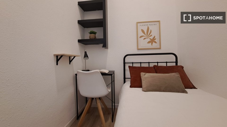 Double room Madrid, 12 beds, 185m² — photo 3