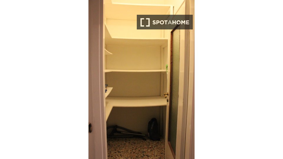 Double room Milan, 2 beds, 11m² — photo 4