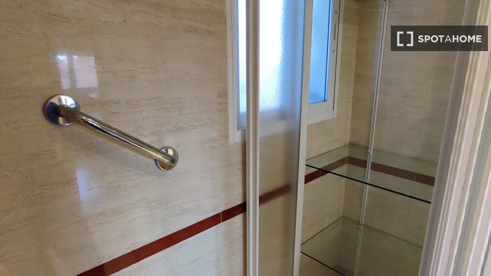 Double room Madrid, 5 beds, 110m² — photo 17