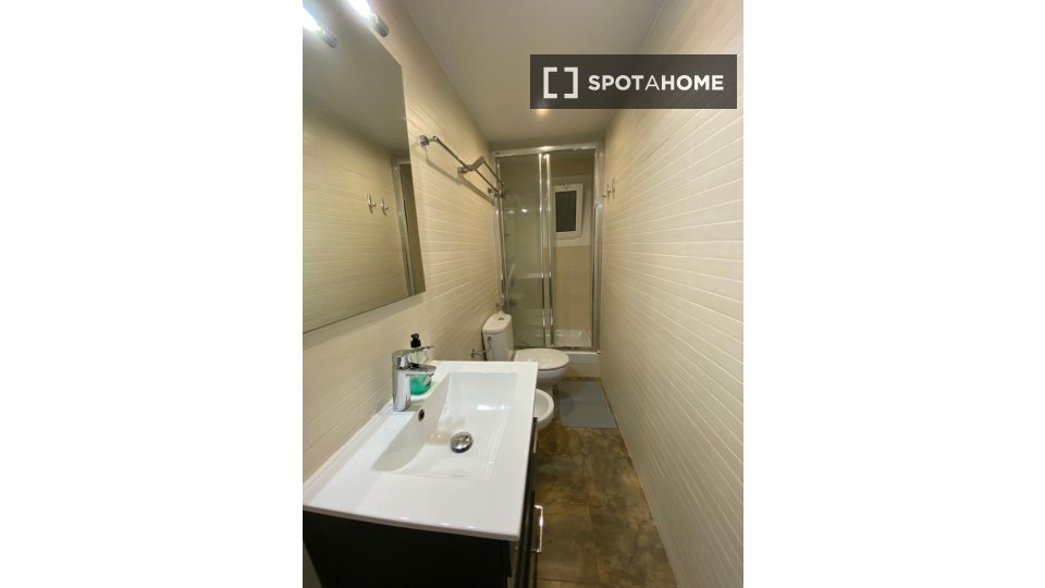 Double room Barcelona, 3 beds, 70m² — photo 12