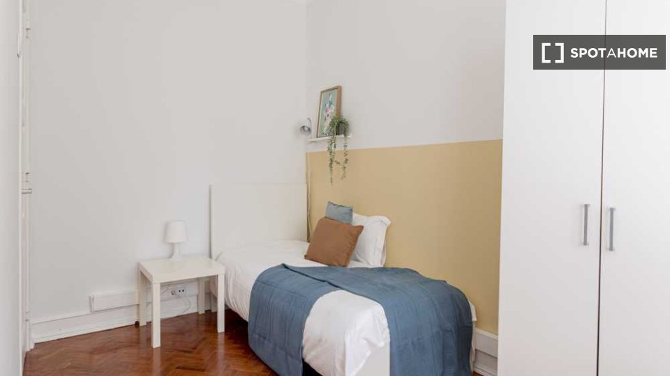 Double room Lisbon, 5 beds — photo 14