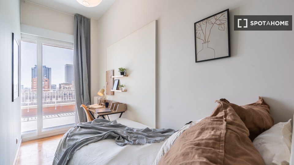 Habitación en piso compartido en alquiler en Castillejos, Madrid.