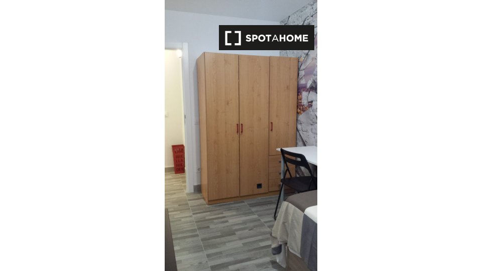 Double room Madrid, 3 beds, 68m² — photo 5