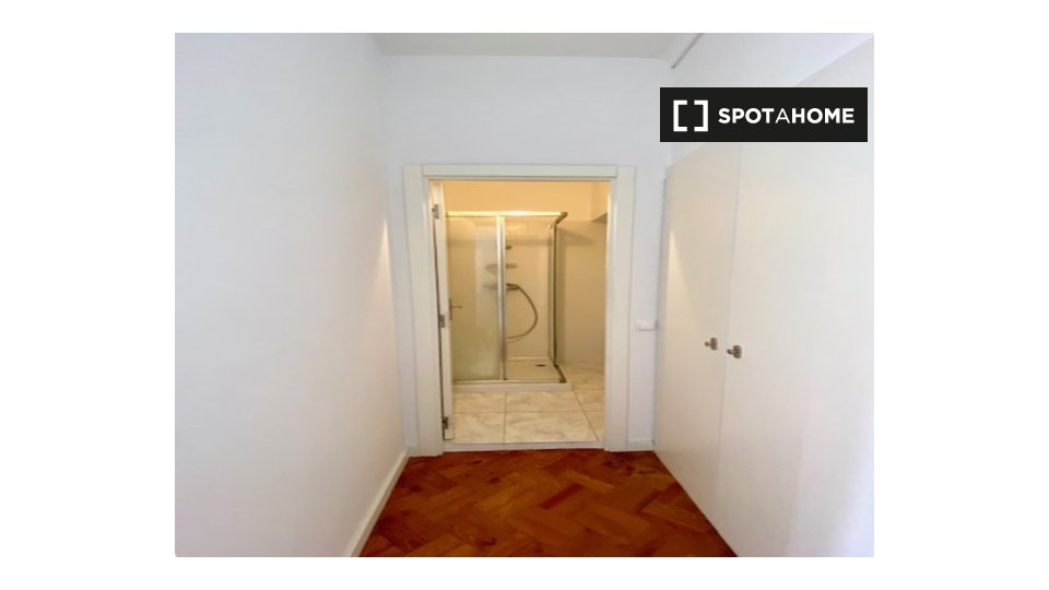 Double room Lisbon, 3 beds — photo 5