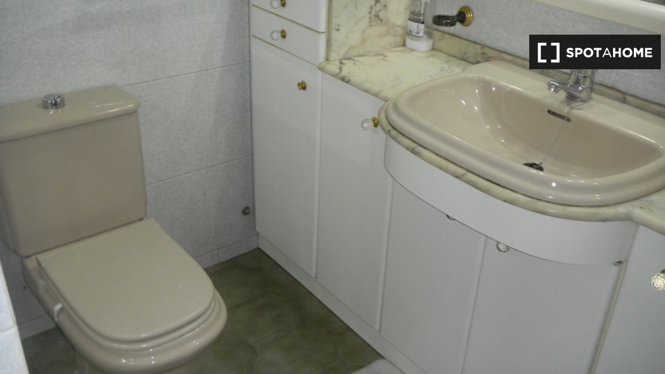 Double room Valencia, 3 beds, 115m² — photo 17