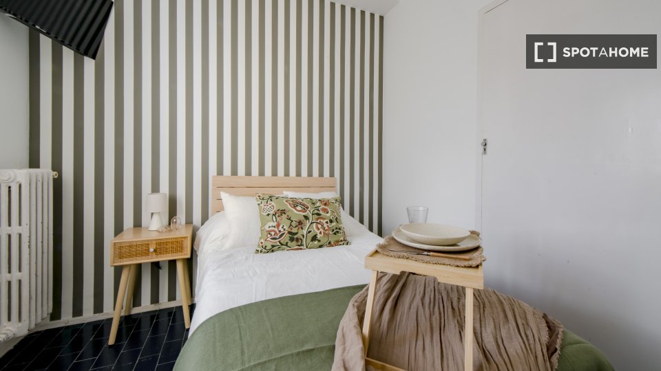 Double room Madrid, 8 beds, 150m² — photo 18