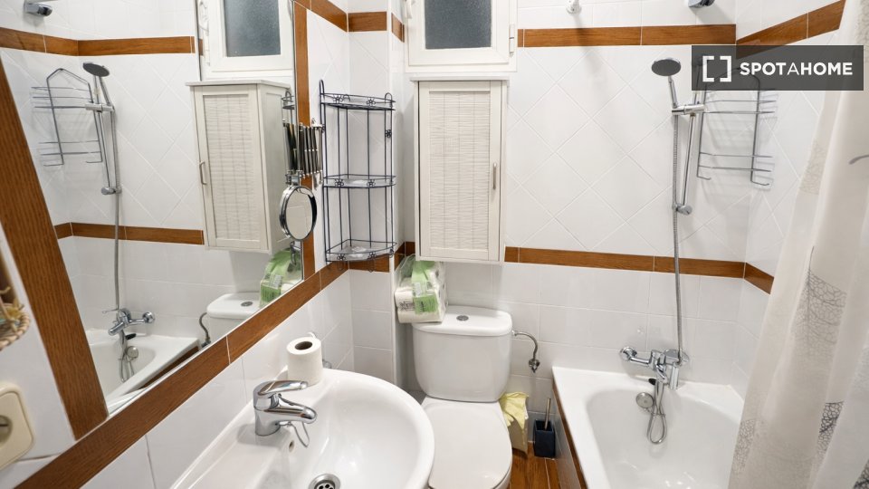 Double room Madrid, 4 beds, 75m² — photo 5