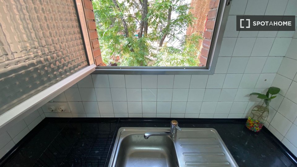 Double room Madrid, 3 beds — photo 25