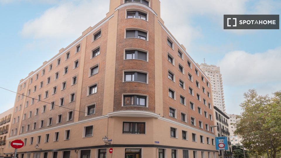 Double room Madrid, 2 beds — photo 24