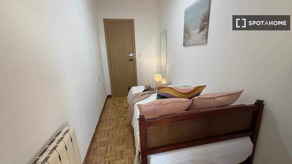 Double room Madrid, 7 beds, 140m² — photo 8