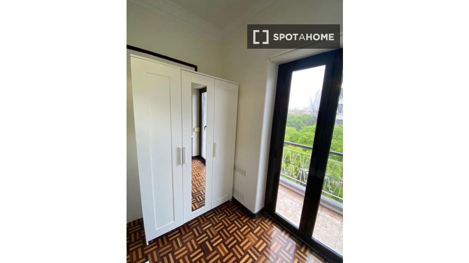 Double room Lisbon, 4 beds, 112m² — photo 9