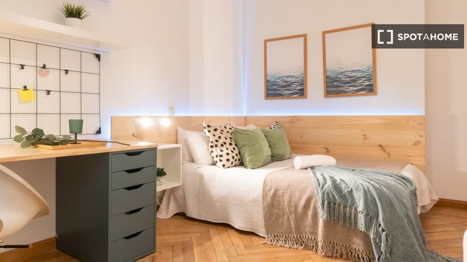 Double room Madrid, 6 beds, 140m² — photo 46