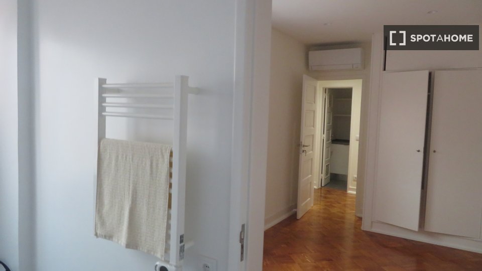 Double room Lisbon, 5 beds, 130m² — photo 13