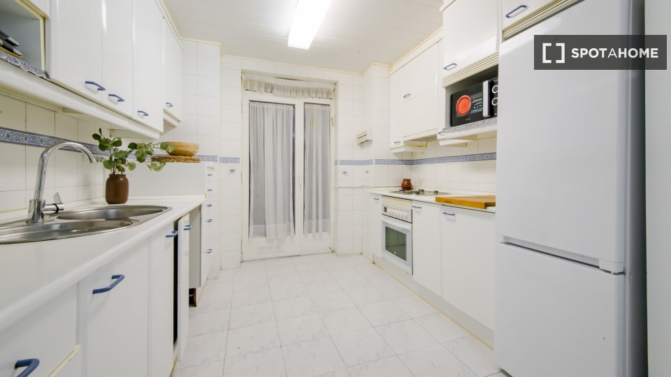 Double room Madrid, 11 beds, 250m² — photo 8