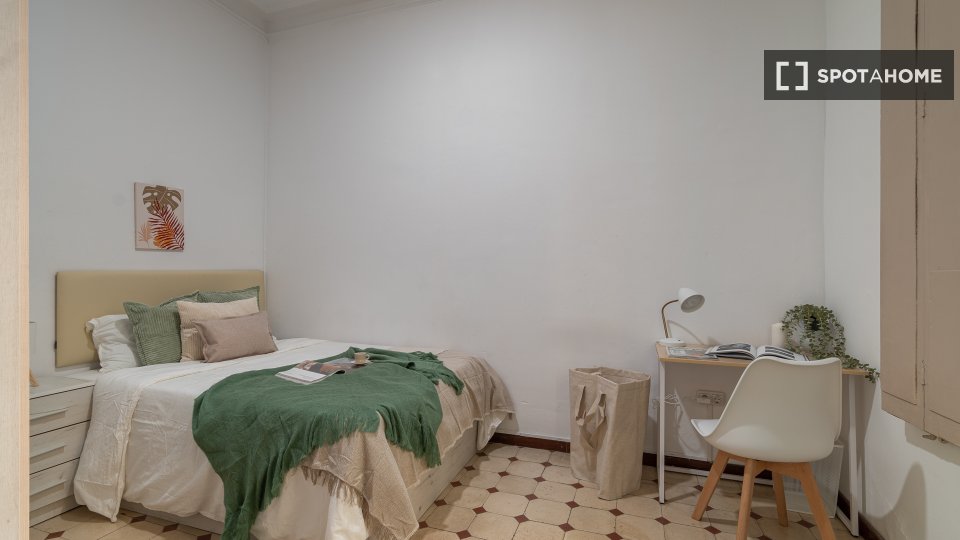 Double room Barcelona, 7 beds, 121m² — photo 1