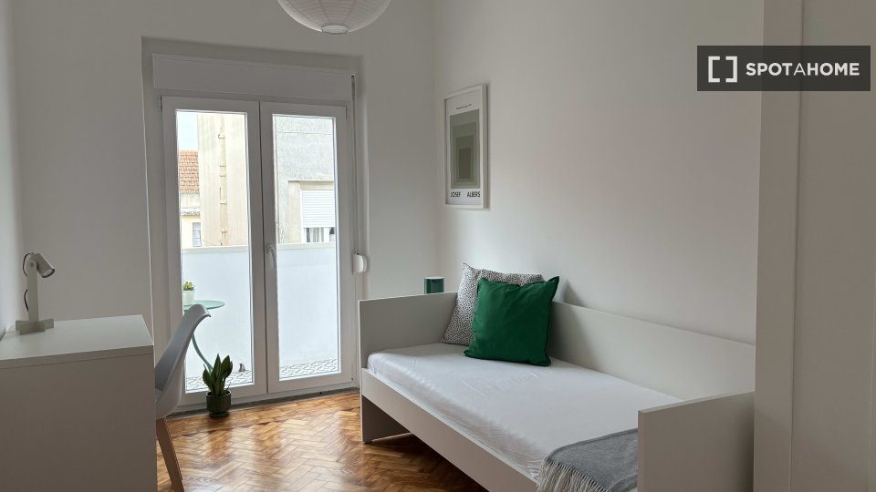 Double room Lisbon, 3 beds, 60m² — photo 2
