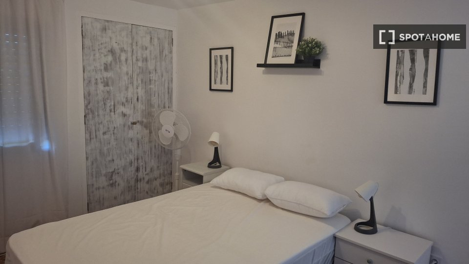 Double room Valencia, 1 bed, 24m² — photo 4