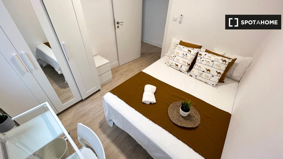 Double room Valencia, 5 beds, 100m² — photo 13