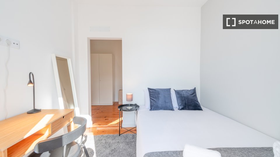 Double room Lisbon, 3 beds, 105m² — photo 17
