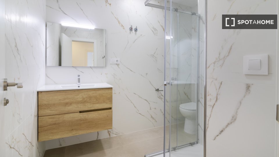 Camera in un appartamento condiviso con 5 camere da letto, Mont-Olivet, Valencia. - a Valencia