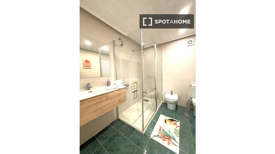 Double room Madrid, 8 beds, 170m² — photo 9