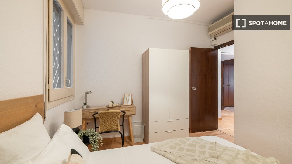 Double room Barcelona, 5 beds, 160m² — photo 2