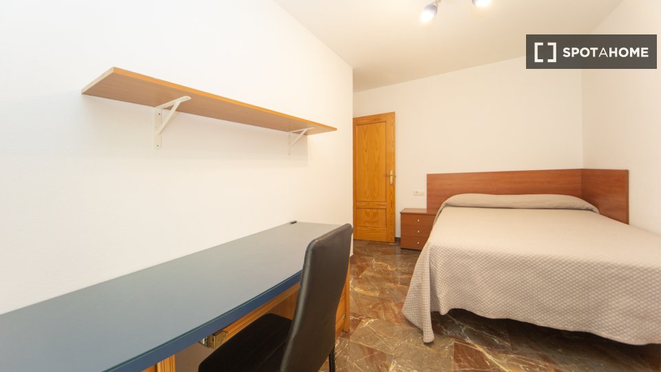 Double room Granada, 3 beds, 80m² — photo 11