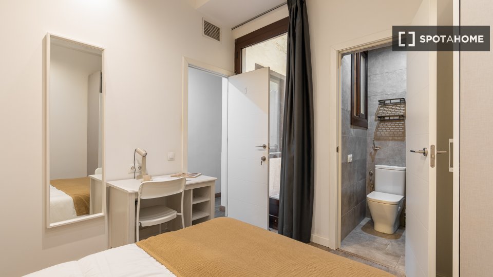 Double room Barcelona, 5 beds, 90m² — photo 13