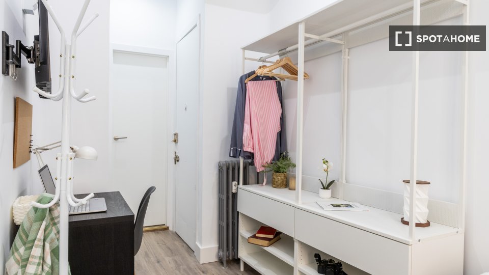 Double room Madrid, 9 beds, 210m² — photo 12