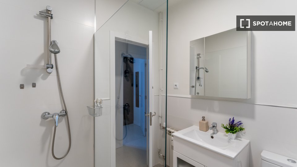 Double room Madrid, 3 beds — photo 11