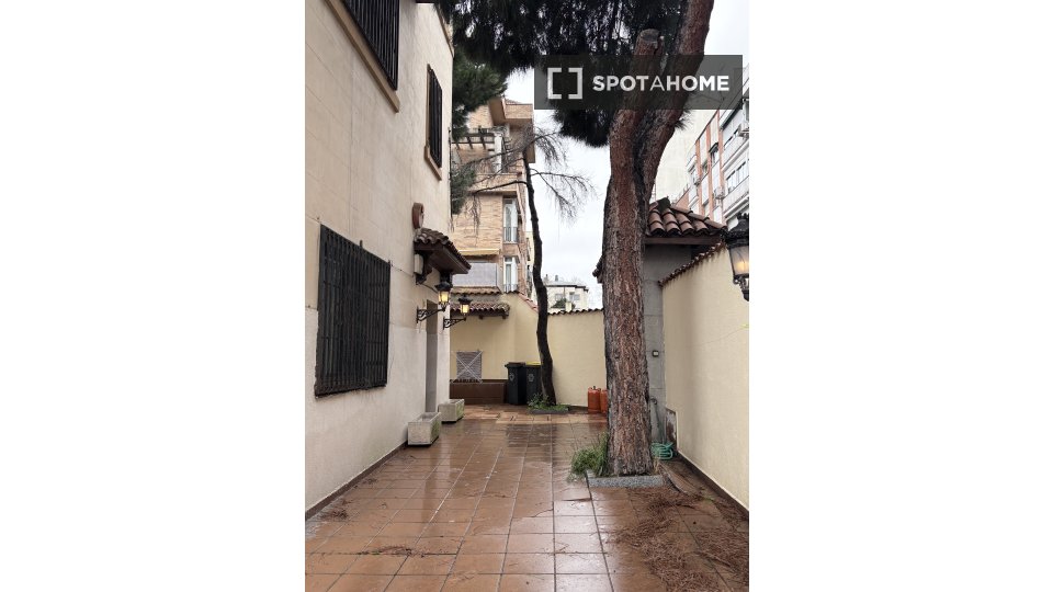 Double room Madrid, 9 beds, 144m² — photo 4