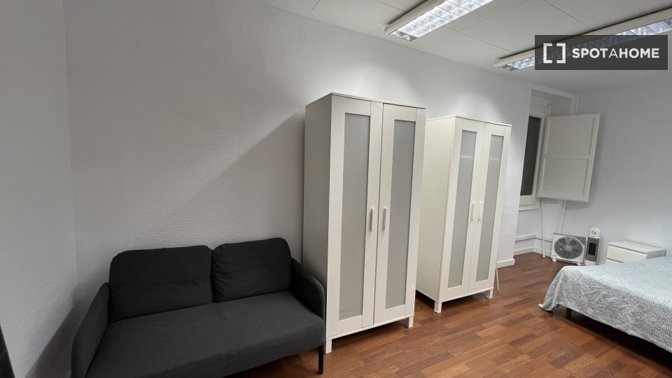 Double room Barcelona, 13 beds, 290m² — photo 12