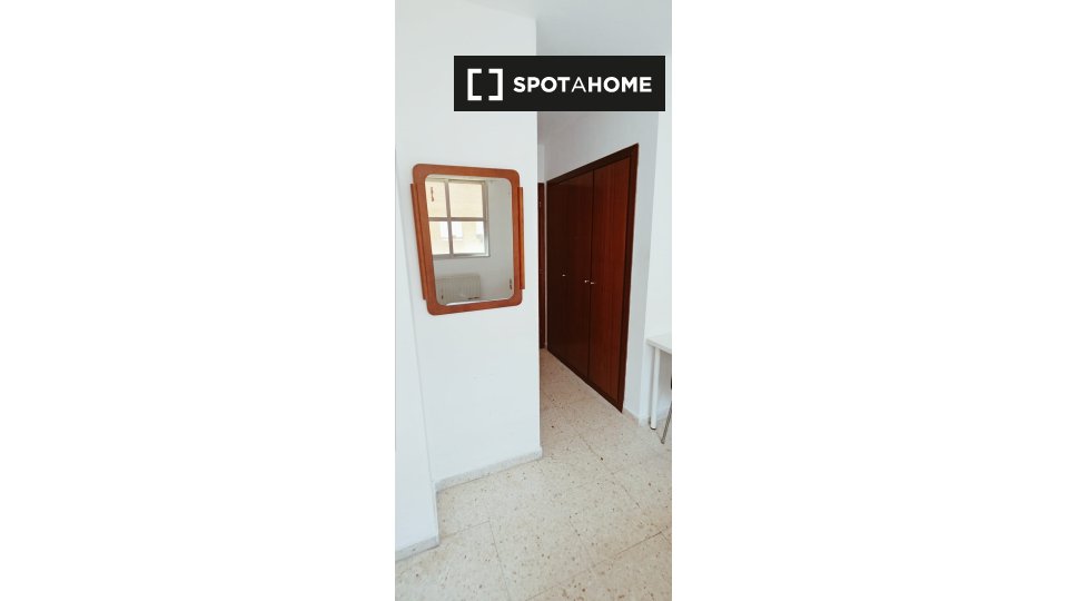 Double room Madrid, 5 beds, 80m² — photo 3