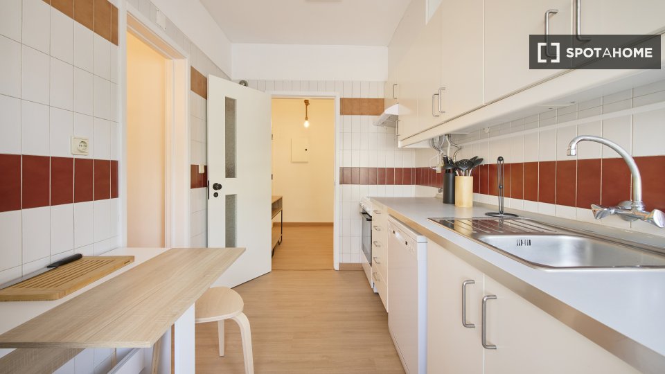 Double room Lisbon, 3 beds — photo 16