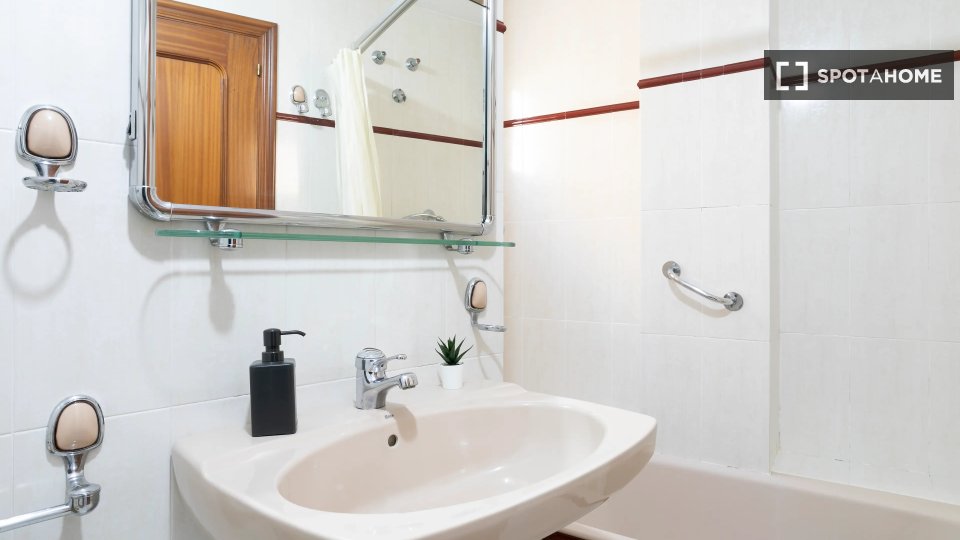 Double room Alicante, 3 beds — photo 19