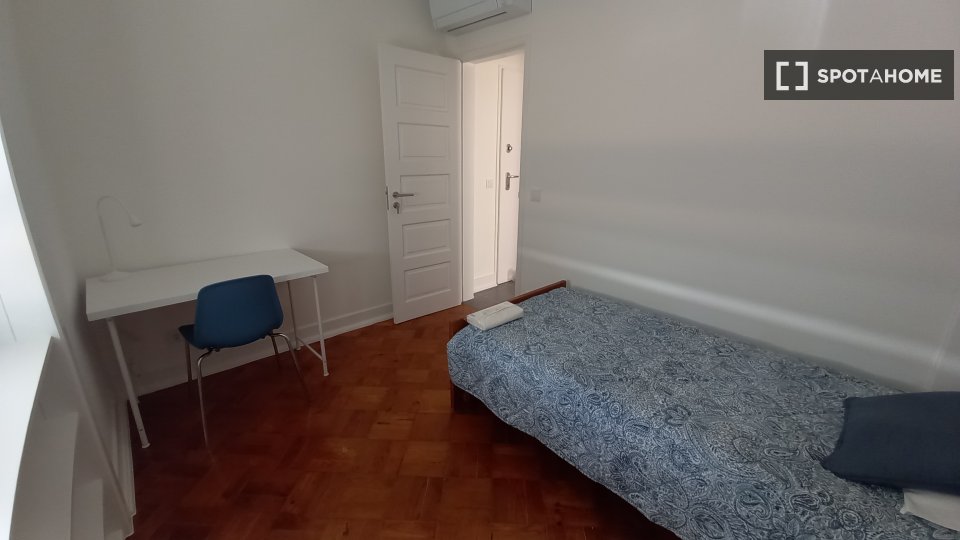 Double room Lisbon, 5 beds, 130m² — photo 14