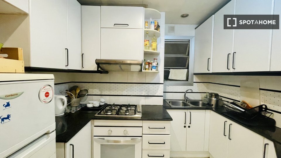 Double room Barcelona, 3 beds, 80m² — photo 12